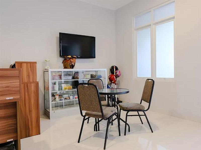 Super Oyo 995 Alice'S Homestay Syariah Jembel Buitenkant foto