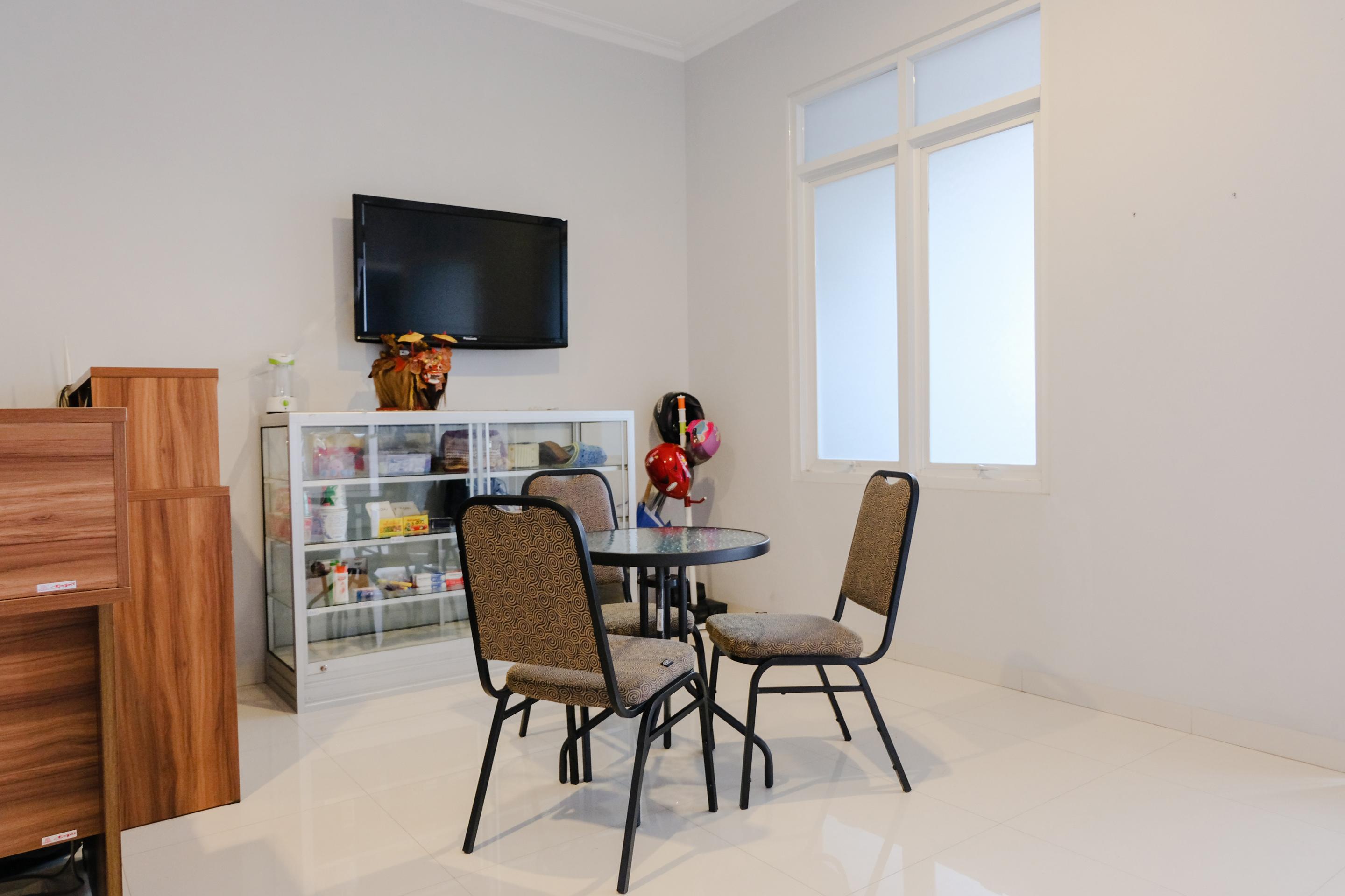 Super Oyo 995 Alice'S Homestay Syariah Jembel Buitenkant foto